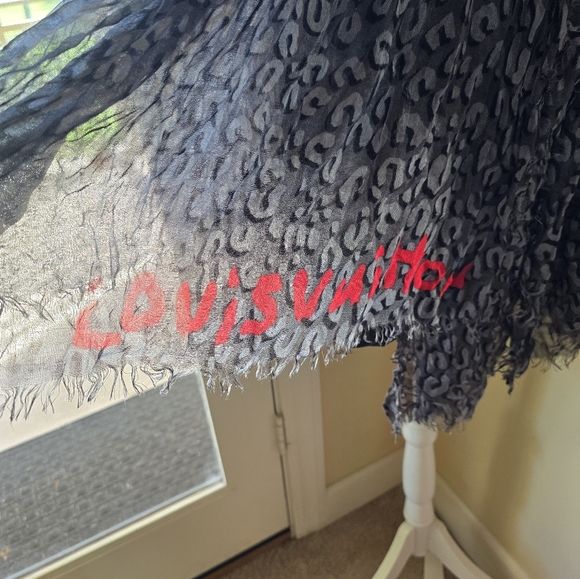 Like New Louis Vuitton Scarf Shawl - Picture 5 of 7